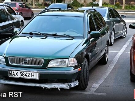 Вольво V40 1998 у Харкові на Automoto.ua Зелений Вольво V40, об'ємом двигуна 1.9 л та пробігом 400 тис. км за 3200 $, фото 1 на Automoto.ua