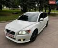 Белый Вольво В50, объемом двигателя 2.4 л и пробегом 257 тыс. км за 7750 $, фото 1 на Automoto.ua