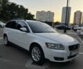 Белый Вольво В50, объемом двигателя 1.6 л и пробегом 250 тыс. км за 7200 $, фото 1 на Automoto.ua