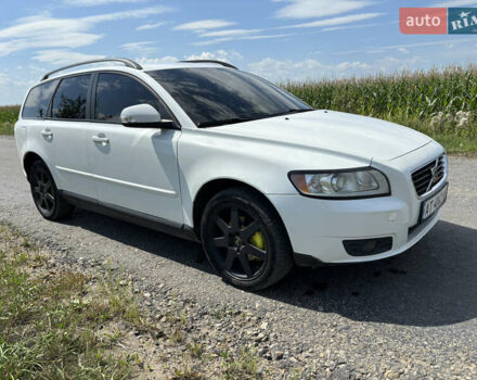 Белый Вольво В50, объемом двигателя 1.56 л и пробегом 395 тыс. км за 5900 $, фото 2 на Automoto.ua