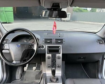 Вольво В50 2009 в Киеве на Automoto.ua Белый Вольво В50, объемом двигателя 1.6 л и пробегом 250 тыс. км за 7200 $, фото 5 на Automoto.ua