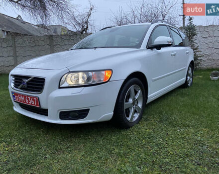 Белый Вольво В50, объемом двигателя 2 л и пробегом 235 тыс. км за 8600 $, фото 1 на Automoto.ua