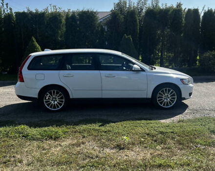 Белый Вольво В50, объемом двигателя 2 л и пробегом 285 тыс. км за 7600 $, фото 1 на Automoto.ua