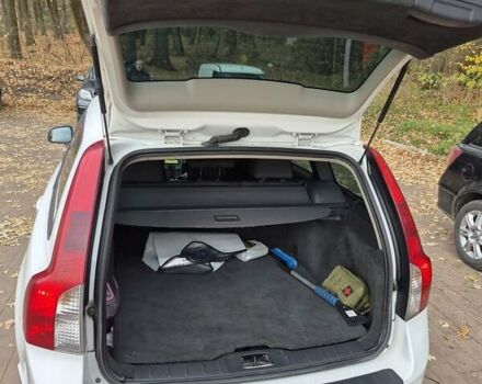 Белый Вольво В50, объемом двигателя 2 л и пробегом 263 тыс. км за 9500 $, фото 3 на Automoto.ua