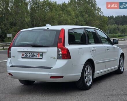 Белый Вольво В50, объемом двигателя 1.6 л и пробегом 224 тыс. км за 7999 $, фото 1 на Automoto.ua