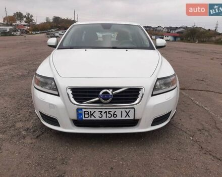 Белый Вольво В50, объемом двигателя 1.56 л и пробегом 178 тыс. км за 7979 $, фото 1 на Automoto.ua