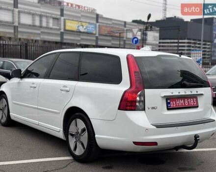 Білий Вольво V50, об'ємом двигуна 1.6 л та пробігом 240 тис. км за 9800 $, фото 2 на Automoto.ua