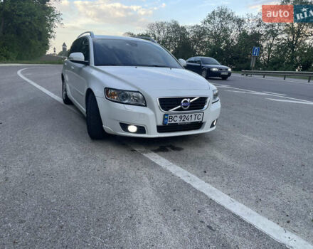 Белый Вольво В50, объемом двигателя 1.6 л и пробегом 267 тыс. км за 7499 $, фото 2 на Automoto.ua