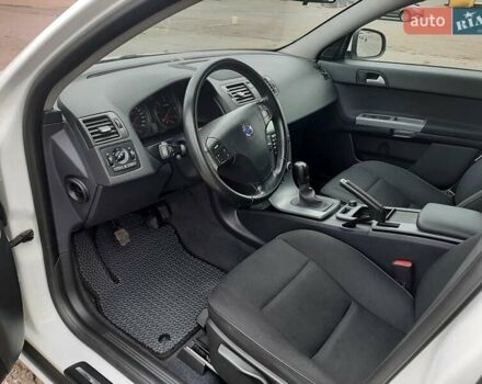 Белый Вольво В50, объемом двигателя 1.56 л и пробегом 178 тыс. км за 7979 $, фото 10 на Automoto.ua