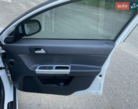 Білий Вольво V50, об'ємом двигуна 1.6 л та пробігом 227 тис. км за 7500 $, фото 24 на Automoto.ua