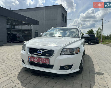 Білий Вольво V50, об'ємом двигуна 2 л та пробігом 226 тис. км за 8900 $, фото 1 на Automoto.ua