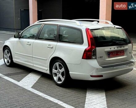 Білий Вольво V50, об'ємом двигуна 1.6 л та пробігом 225 тис. км за 8750 $, фото 3 на Automoto.ua