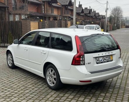 Белый Вольво В50, объемом двигателя 1.6 л и пробегом 240 тыс. км за 8300 $, фото 2 на Automoto.ua