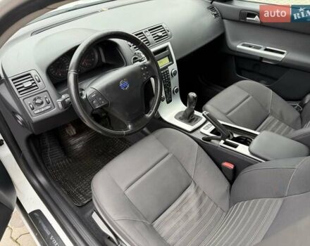 Белый Вольво В50, объемом двигателя 1.6 л и пробегом 209 тыс. км за 8150 $, фото 14 на Automoto.ua