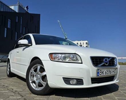 Белый Вольво В50, объемом двигателя 2 л и пробегом 263 тыс. км за 9500 $, фото 1 на Automoto.ua