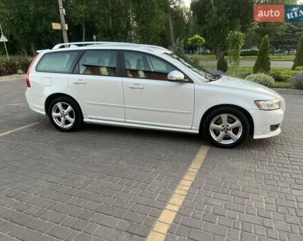 Белый Вольво В50, объемом двигателя 2 л и пробегом 289 тыс. км за 10700 $, фото 4 на Automoto.ua