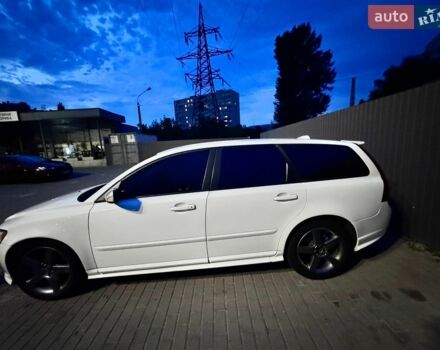 Білий Вольво V50, об'ємом двигуна 2.4 л та пробігом 280 тис. км за 8800 $, фото 1 на Automoto.ua