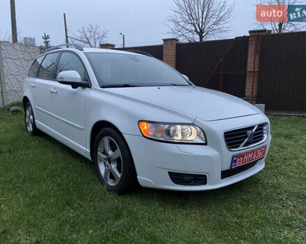 Белый Вольво В50, объемом двигателя 2 л и пробегом 235 тыс. км за 8300 $, фото 1 на Automoto.ua