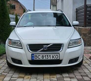 Белый Вольво В50, объемом двигателя 2 л и пробегом 230 тыс. км за 7500 $, фото 1 на Automoto.ua