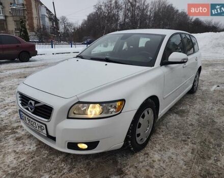 Белый Вольво В50, объемом двигателя 1.56 л и пробегом 273 тыс. км за 7999 $, фото 1 на Automoto.ua