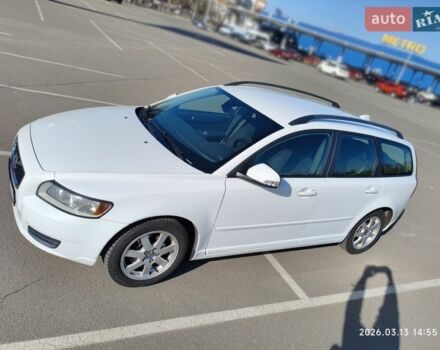 Белый Вольво В50, объемом двигателя 1.6 л и пробегом 208 тыс. км за 8100 $, фото 1 на Automoto.ua