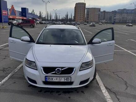 Вольво В50 2010 в Каменце-Подольском на Automoto.ua Белый Вольво В50, объемом двигателя 1.6 л и пробегом 243 тыс. км за 7650 $, фото 1 на Automoto.ua