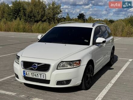 Белый Вольво В50, объемом двигателя 1.56 л и пробегом 252 тыс. км за 7600 $, фото 1 на Automoto.ua