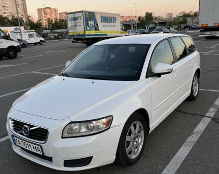 Білий Вольво V50, об'ємом двигуна 2 л та пробігом 267 тис. км за 8800 $, фото 1 на Automoto.ua