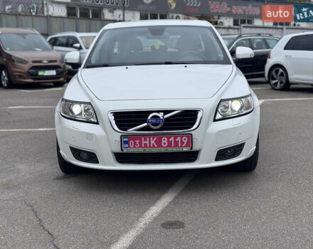 Білий Вольво V50, об'ємом двигуна 2 л та пробігом 235 тис. км за 11300 $, фото 1 на Automoto.ua