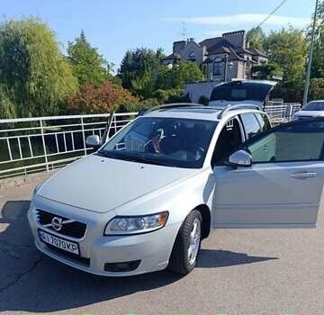 Белый Вольво В50, объемом двигателя 1.6 л и пробегом 220 тыс. км за 9200 $, фото 1 на Automoto.ua