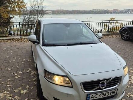 Белый Вольво В50, объемом двигателя 2 л и пробегом 263 тыс. км за 9500 $, фото 1 на Automoto.ua