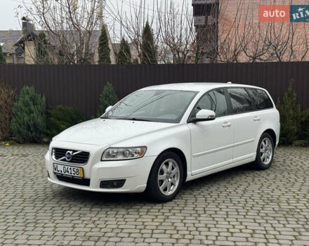 Белый Вольво В50, объемом двигателя 1.6 л и пробегом 240 тыс. км за 8300 $, фото 1 на Automoto.ua