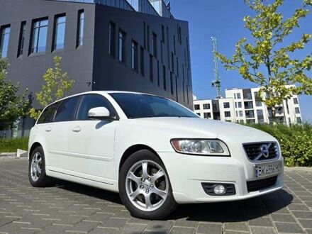 Белый Вольво В50, объемом двигателя 2 л и пробегом 263 тыс. км за 9500 $, фото 1 на Automoto.ua