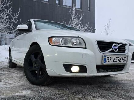 Белый Вольво В50, объемом двигателя 2 л и пробегом 270 тыс. км за 9400 $, фото 1 на Automoto.ua
