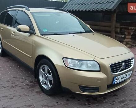 Бежевый Вольво В50, объемом двигателя 1.56 л и пробегом 225 тыс. км за 6250 $, фото 1 на Automoto.ua