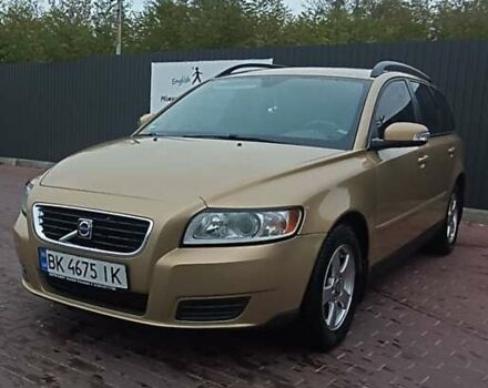 Бежевый Вольво В50, объемом двигателя 1.56 л и пробегом 225 тыс. км за 6250 $, фото 1 на Automoto.ua