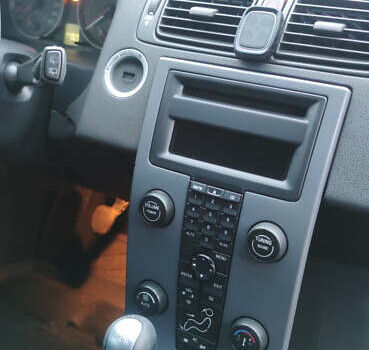 Черный Вольво В50, объемом двигателя 1.8 л и пробегом 240 тыс. км за 5600 $, фото 9 на Automoto.ua