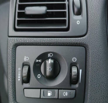 Черный Вольво В50, объемом двигателя 1.8 л и пробегом 240 тыс. км за 5600 $, фото 10 на Automoto.ua