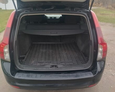 Черный Вольво В50, объемом двигателя 1.6 л и пробегом 210 тыс. км за 7500 $, фото 2 на Automoto.ua