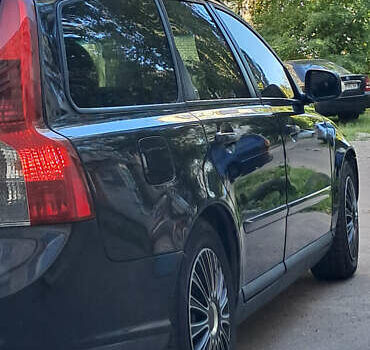 Черный Вольво В50, объемом двигателя 1.6 л и пробегом 250 тыс. км за 5800 $, фото 1 на Automoto.ua