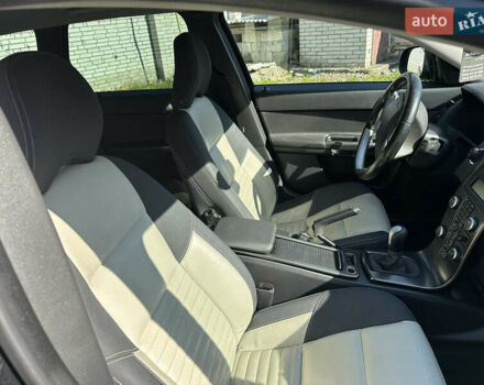 Чорний Вольво V50, об'ємом двигуна 1.98 л та пробігом 265 тис. км за 8000 $, фото 23 на Automoto.ua