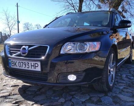 Черный Вольво В50, объемом двигателя 1.6 л и пробегом 186 тыс. км за 9000 $, фото 1 на Automoto.ua