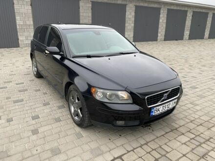 Черный Вольво В50, объемом двигателя 2 л и пробегом 300 тыс. км за 4900 $, фото 1 на Automoto.ua