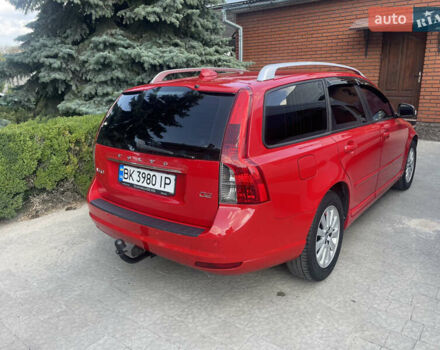 Красный Вольво В50, объемом двигателя 1.6 л и пробегом 270 тыс. км за 7999 $, фото 2 на Automoto.ua