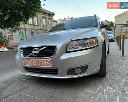 Красный Вольво В50, объемом двигателя 1.6 л и пробегом 220 тыс. км за 6500 $, фото 1 на Automoto.ua
