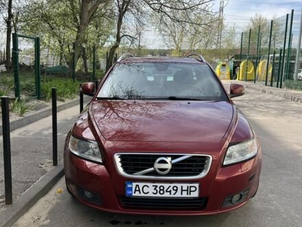 Вольво В50 2010 в Вышгороде на Automoto.ua Красный Вольво В50, объемом двигателя 2 л и пробегом 305 тыс. км за 4799 $, фото 1 на Automoto.ua
