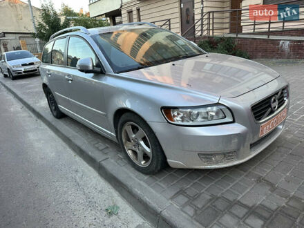 Красный Вольво В50, объемом двигателя 1.6 л и пробегом 220 тыс. км за 6500 $, фото 1 на Automoto.ua