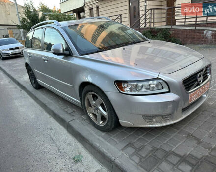 Красный Вольво В50, объемом двигателя 1.6 л и пробегом 220 тыс. км за 6500 $, фото 1 на Automoto.ua