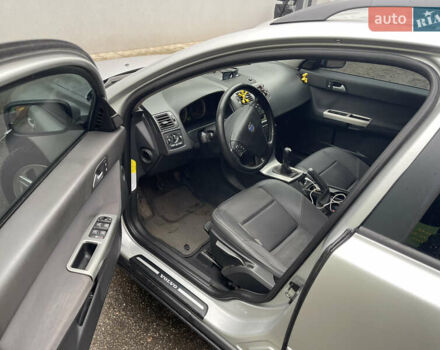 Серый Вольво В50, объемом двигателя 2 л и пробегом 360 тыс. км за 5200 $, фото 10 на Automoto.ua
