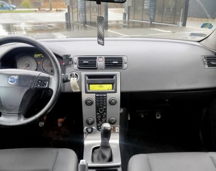 Серый Вольво В50, объемом двигателя 2 л и пробегом 333 тыс. км за 2200 $, фото 8 на Automoto.ua